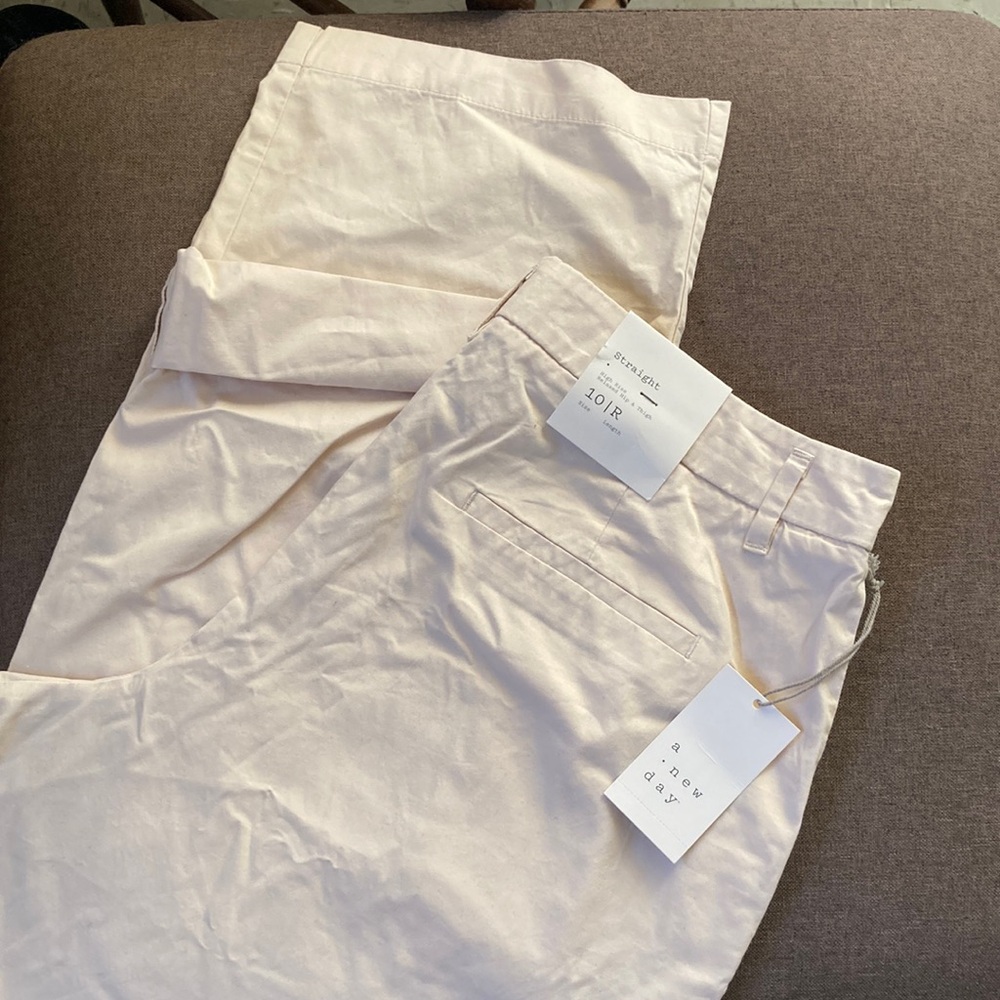 Cream Chino Pants with Straight high rise. Relax Hip and thigh
